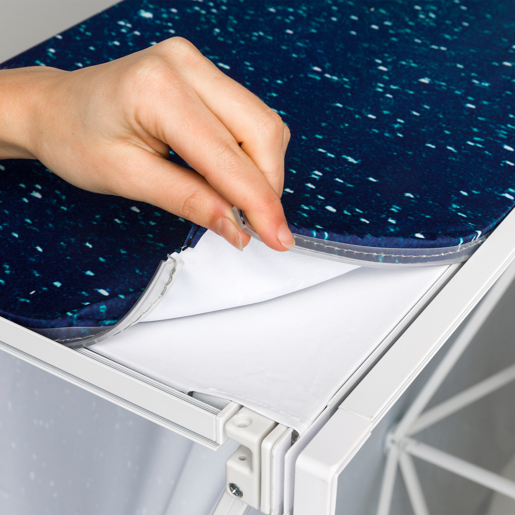 Detailaufnahme einer Spinnenwand mit eingespanntem Textilgewebe