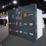 Pop-Up Texwall mit bedruckter Textilbespannung auf Messeauftritt