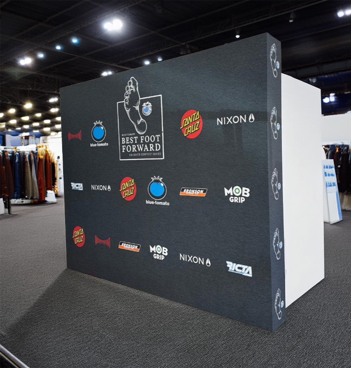 Pop-Up Texwall mit bedruckter Textilbespannung auf Messeauftritt