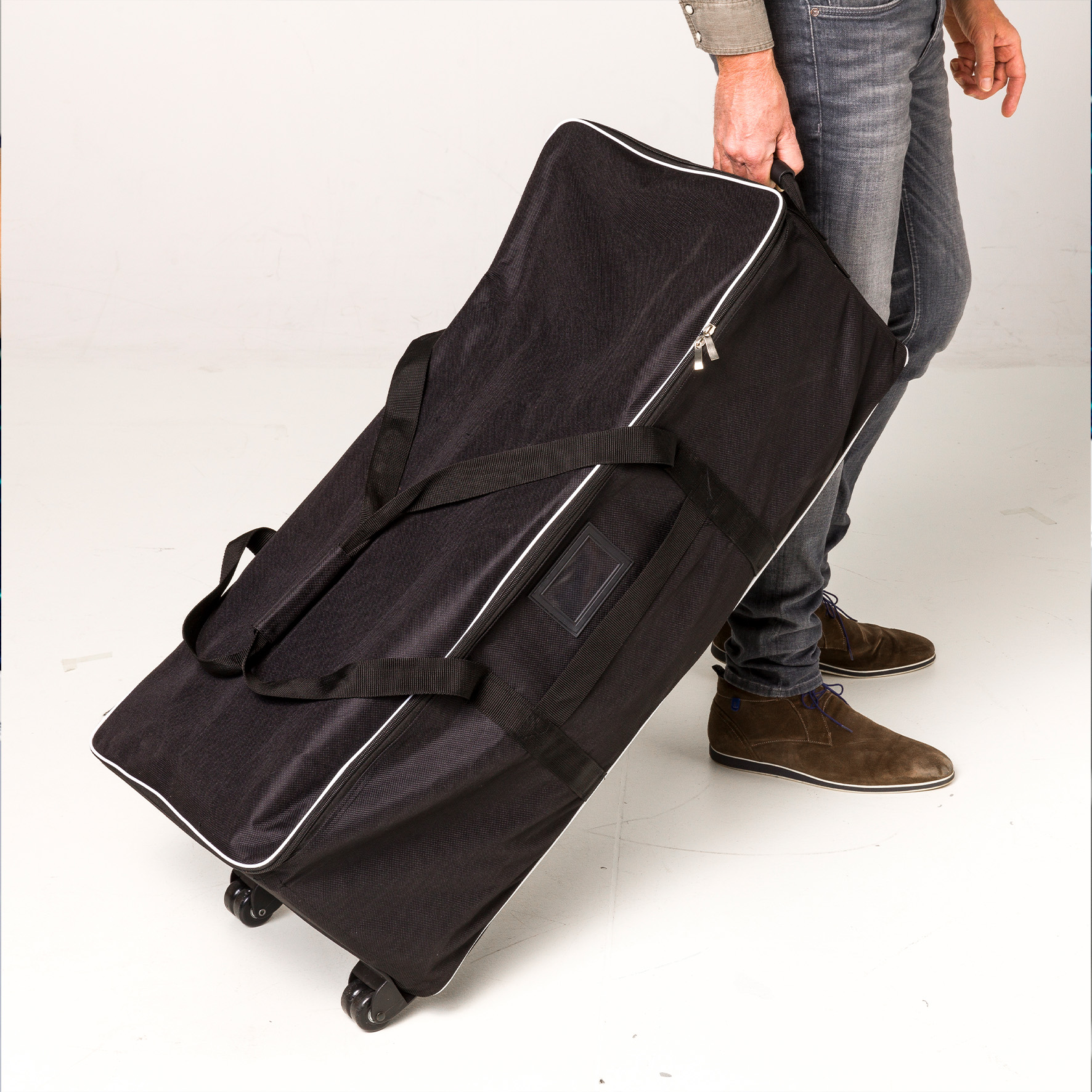 Transportable Spinnenwand in zusammengeklappter Form mit Tragetasche