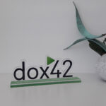 bedruckter Acryl-Tischaufstellers mit klarer Schrift und Logo