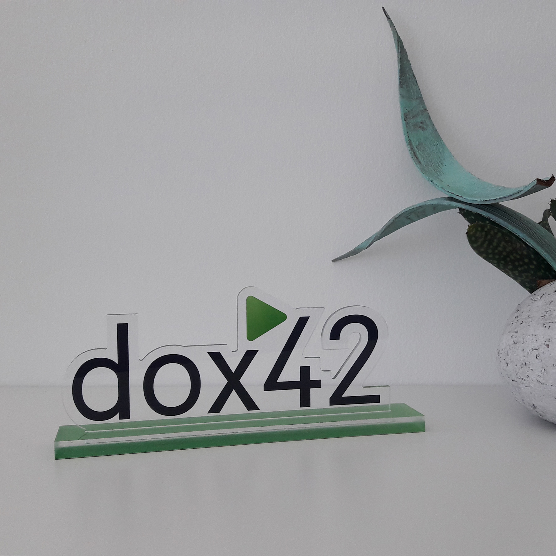 bedruckter Acryl-Tischaufstellers mit klarer Schrift und Logo