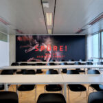 Rahmen mit textiler Bespannung an Wand, Motivdruck mit brillanten Farben