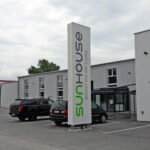 Werbepylon mit LED-beleuchteter Spanntuchfront für Außenwerbung