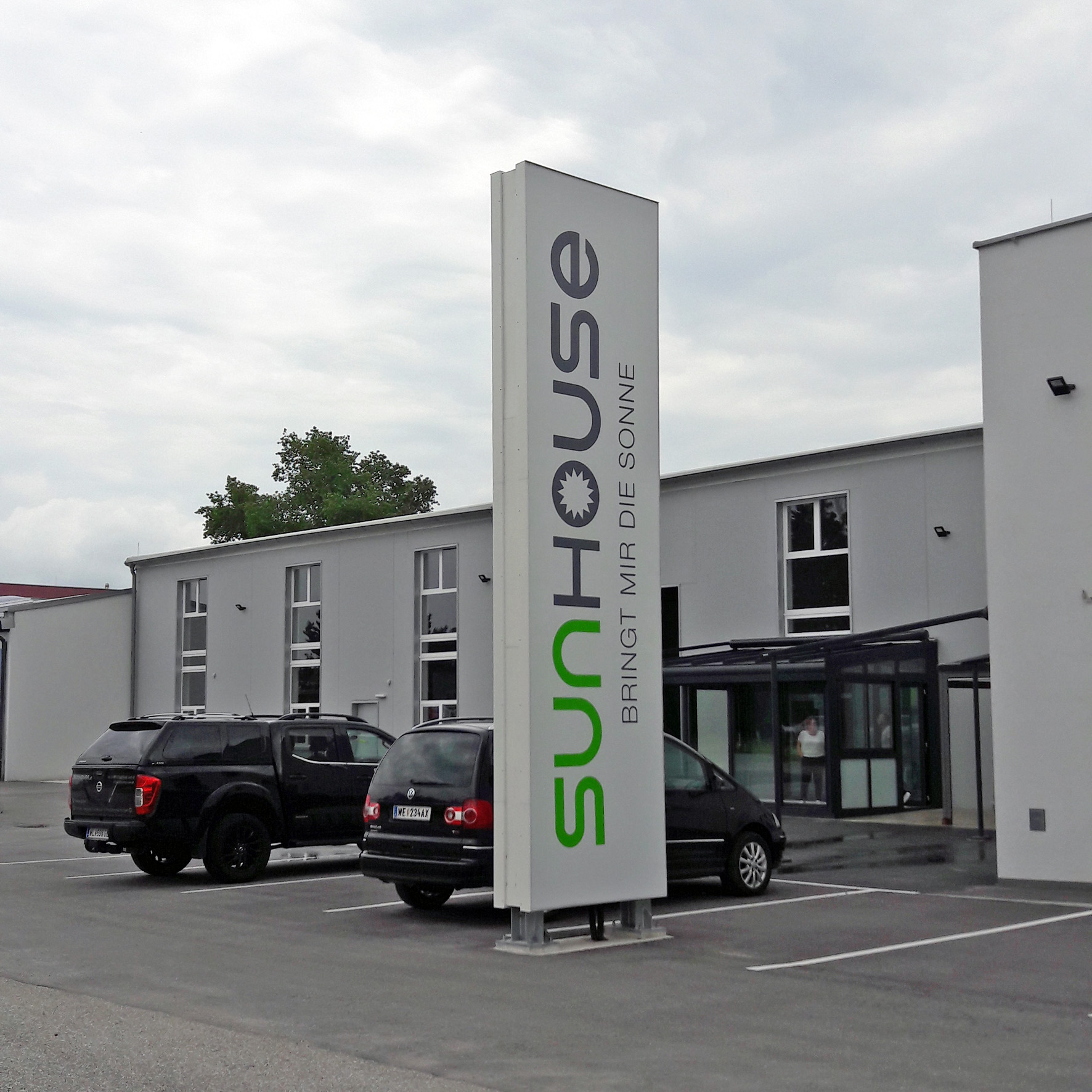 Werbepylon mit LED-beleuchteter Spanntuchfront für Außenwerbung