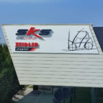 Werbetafel mit aufgesetzten Fräsbuchstaben an einer Firmenfassade