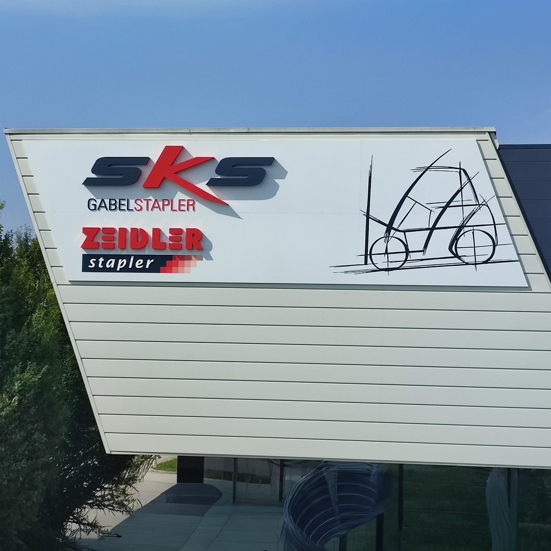 Werbetafel mit aufgesetzten Fräsbuchstaben an einer Firmenfassade