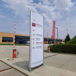 Werbepylon mit gebogener Acrylfront und LED-Beleuchtung für Außenwerbung