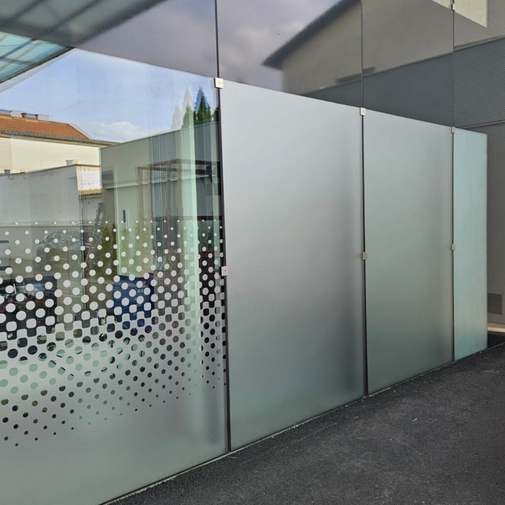 Milchglasfolie als vollflächiger Sichtschutz oder in Konturschnitt an einer Glasfassade