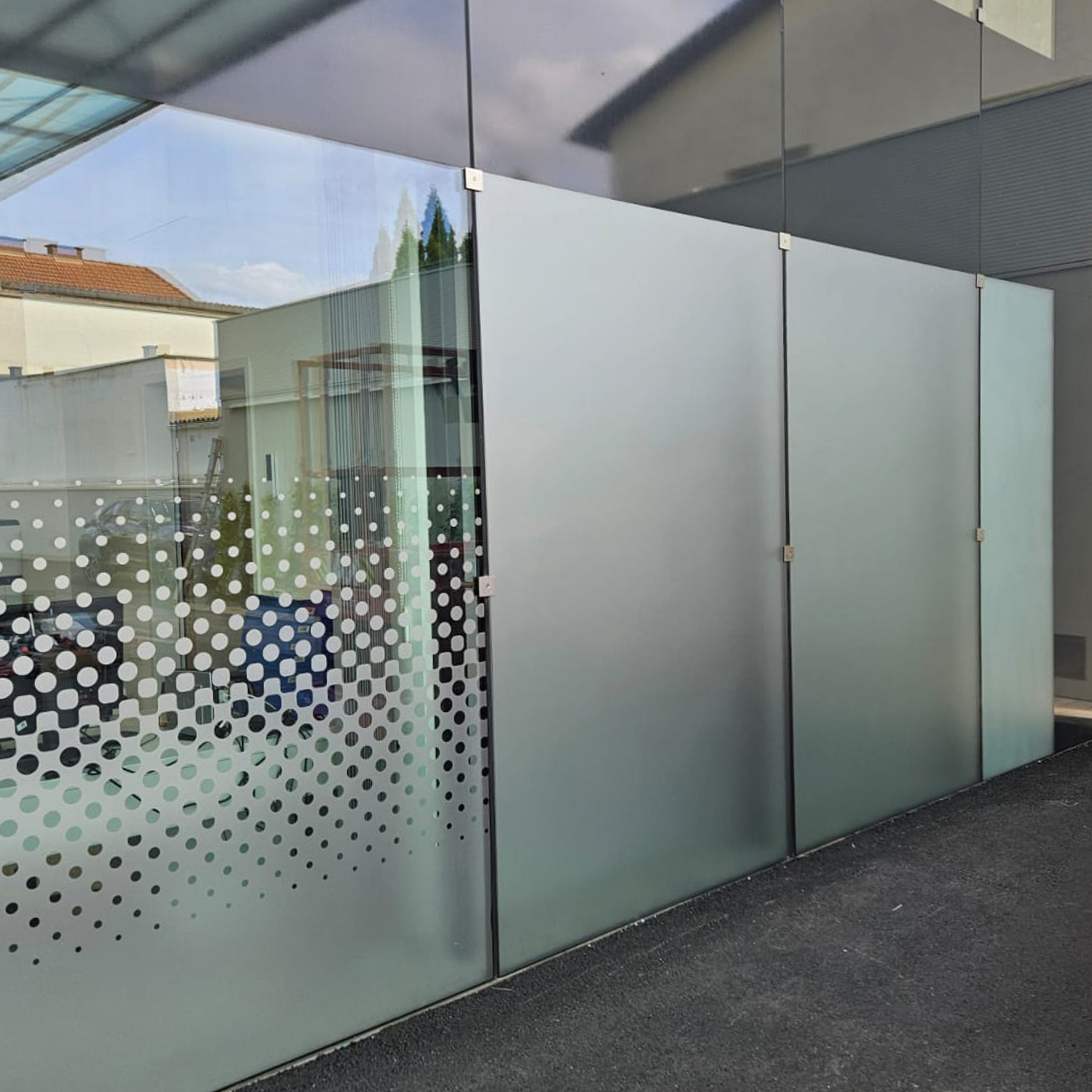 Milchglasfolie als vollflächiger Sichtschutz oder in Konturschnitt an einer Glasfassade