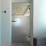 Satinierte Folie kombiniert mit Folienschnitt auf Glastür als Sichtschutz