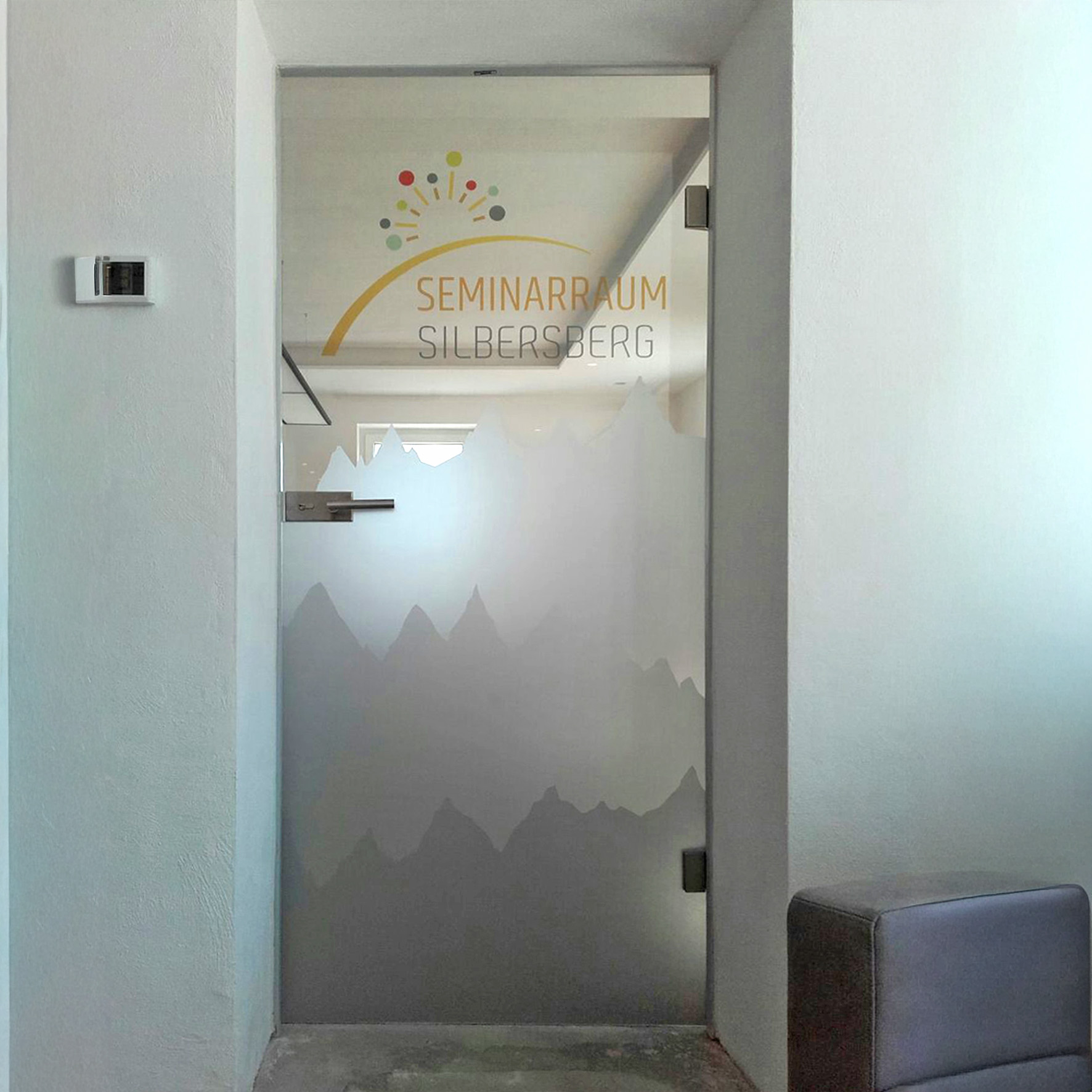 Satinierte Folie kombiniert mit Folienschnitt auf Glastür als Sichtschutz