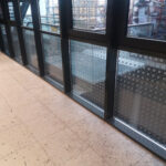 Glasdekor mit satinierten Folien auf Glas