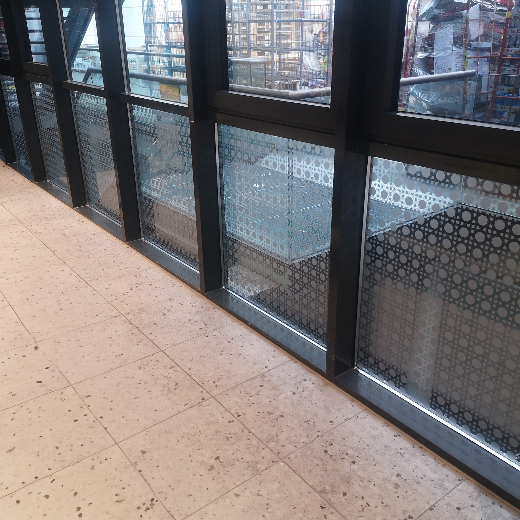 Glasdekor mit satinierten Folien auf Glas